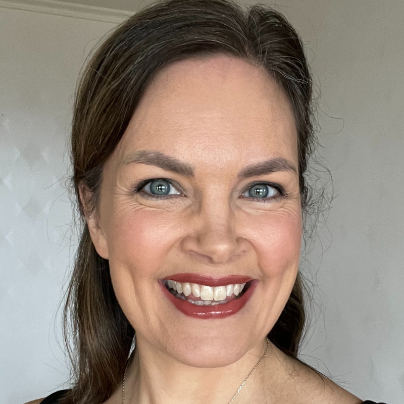 OMEGA FOUNDATION nr.4 - Cold Beige